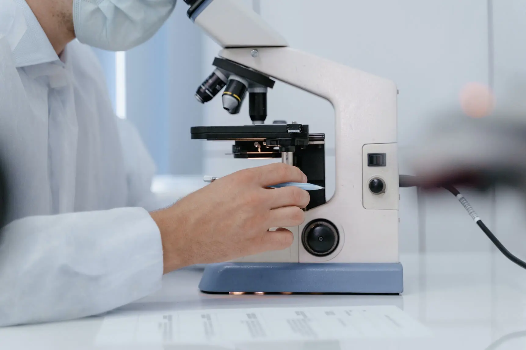 Microscópio profissional com lâminas histológicas